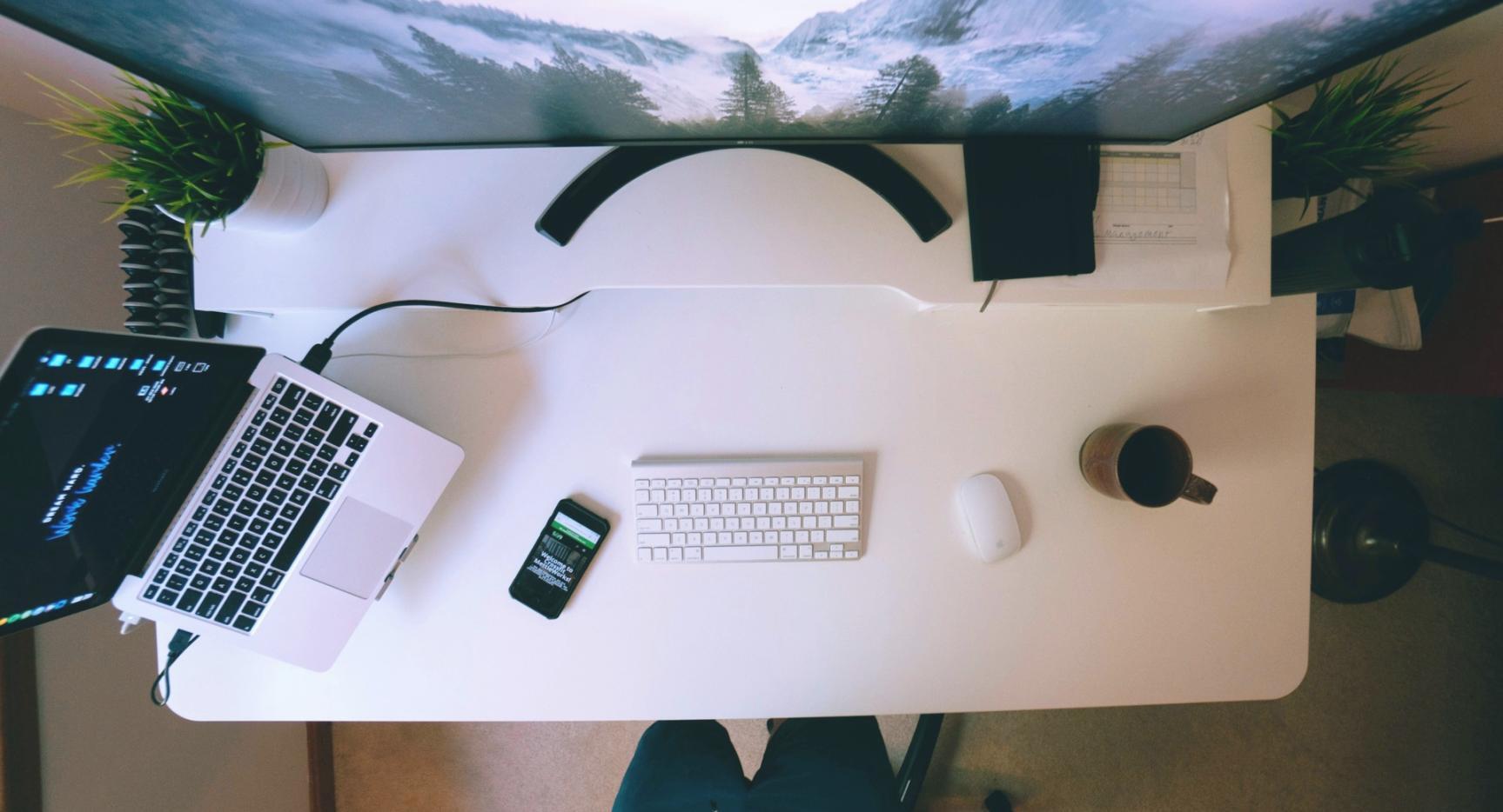 Scena complessa con elementi architettonici dettagliati e illuminazione dinamica